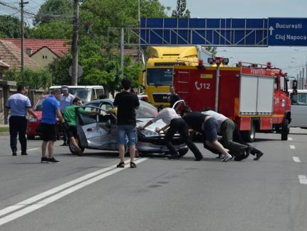 Accident pe Calea Clujului: Patru victime, printre care şi un bebeluş de opt luni, au fost transportate la spital (FOTO)